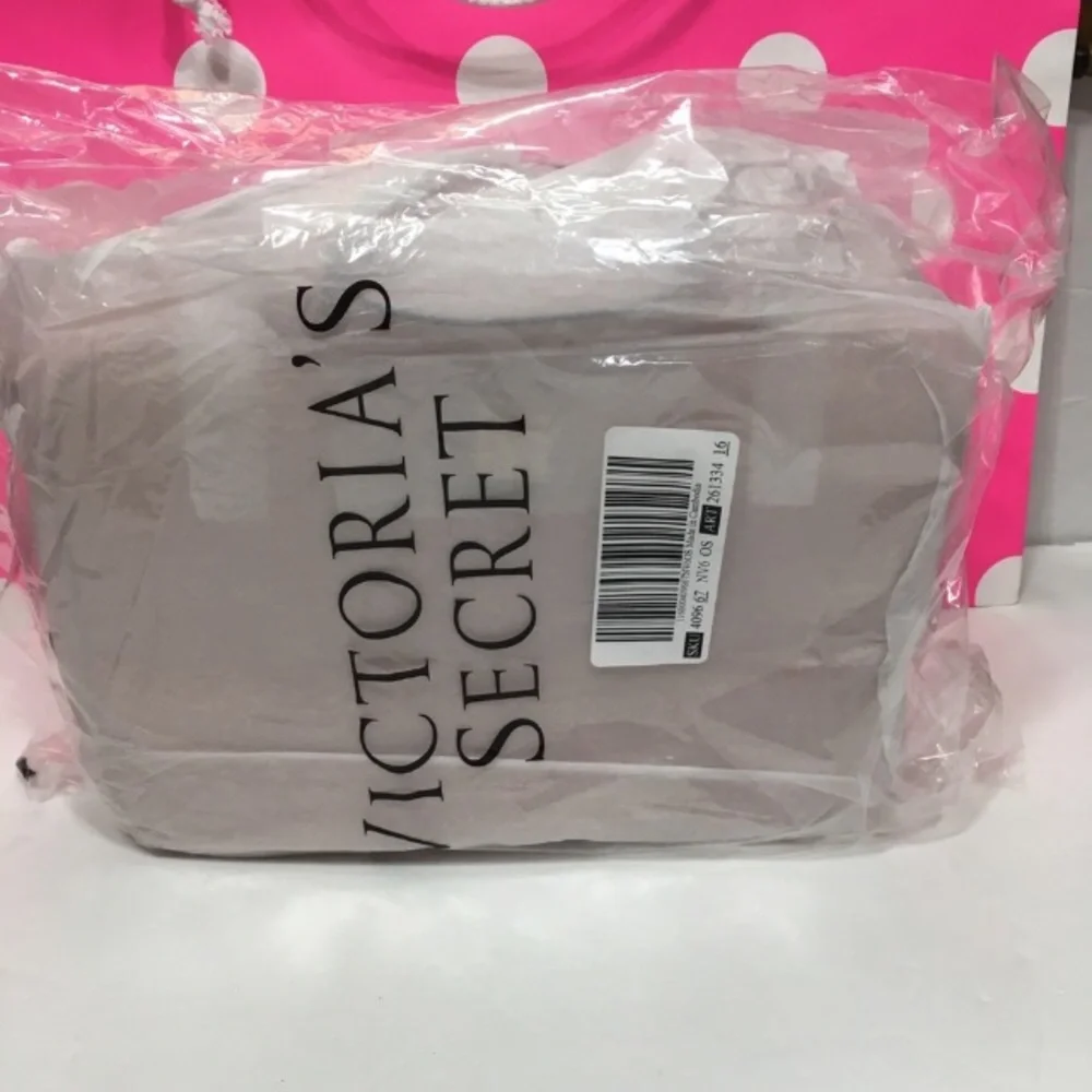 NWT VS Everything travel‎ case